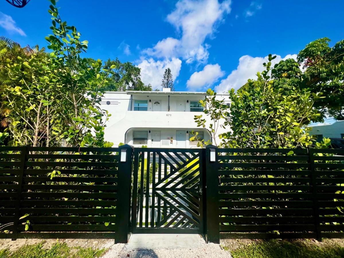 3 Seasons At The Carrington 3 Separate 2 Bedroom 1 Bathroom Apartments And A 3 Bedroom 2 Bathroom Villa Маями Екстериор снимка