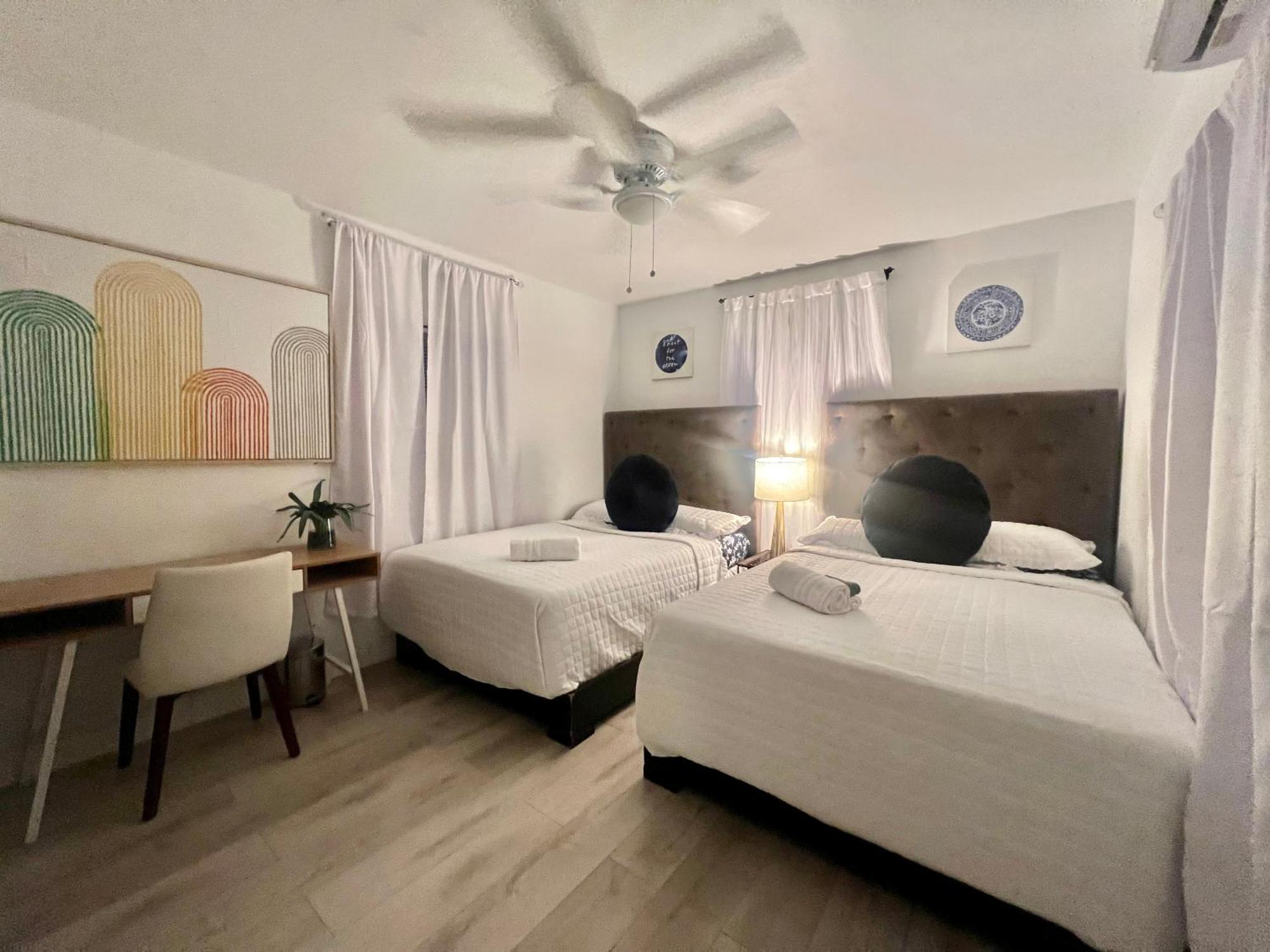 3 Seasons At The Carrington 3 Separate 2 Bedroom 1 Bathroom Apartments And A 3 Bedroom 2 Bathroom Villa Маями Екстериор снимка